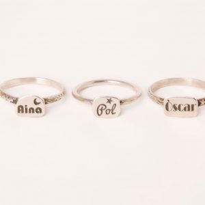 Anillo triple son tres anillos sueltos y combinables con un grabado personalizado cada uno.