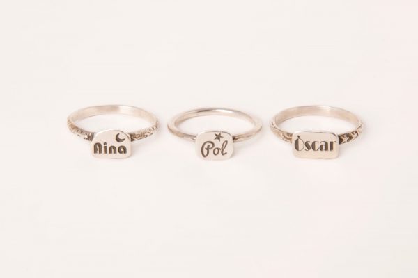 Anillo triple son tres anillos sueltos y combinables con un grabado personalizado cada uno.