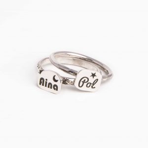 anillo doble con dos anillos de plata. Cada permite grabar un nombre personalizado