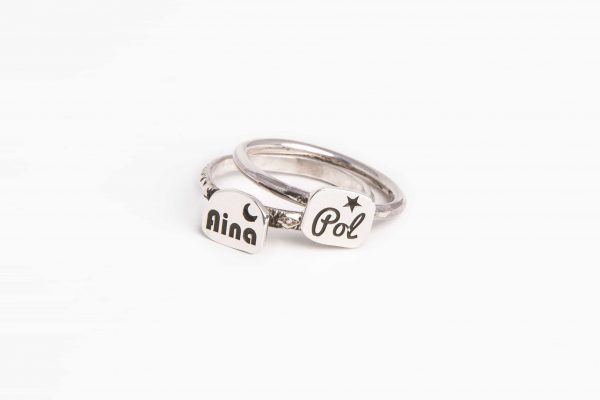 anillo doble con dos anillos de plata. Cada permite grabar un nombre personalizado