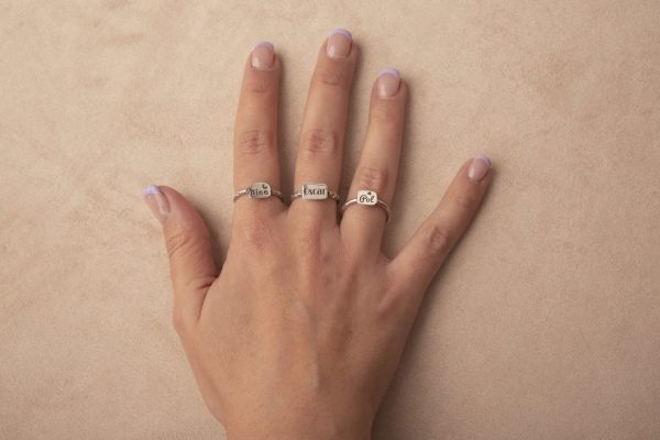 Tres anillos sueltos que se pueden lñlevar juntos o separados. Cada uno con un grabado a láser.