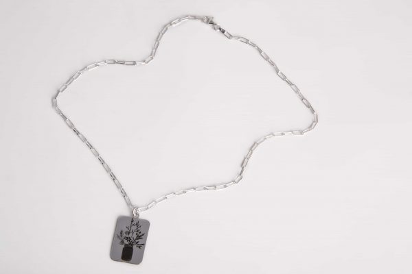 Collar de plata con cadena de eslabones rectangulares y con medalla rectangular grabada con un motivo botánico