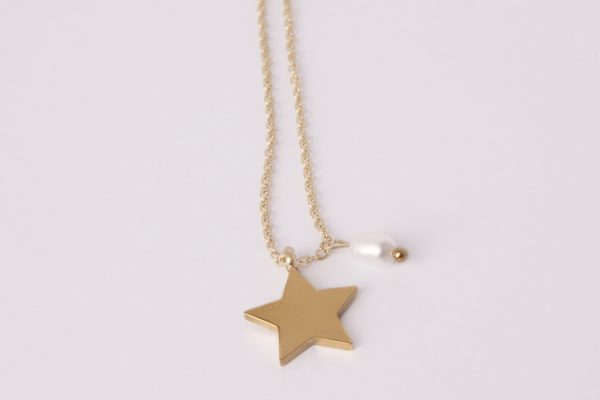 collar con medalla de estrella con grabado de nombre en diagonal y con una perla alargada colgando