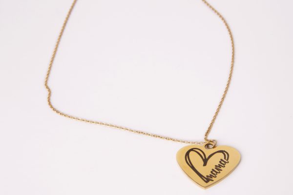 collar con medalla en forma de corazón grande y un grabado de corazón con la palabra mama en un lateral