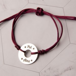 pulsera de cuerda con medalla tipo disco con cuerda granate y grabado de dos nombres